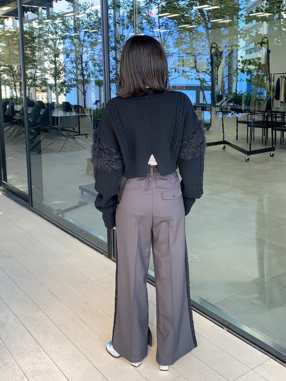 グレー系のその他パンツ、シルバー系のブーツを着用したレディースの冬コーディネートの3枚目の写真