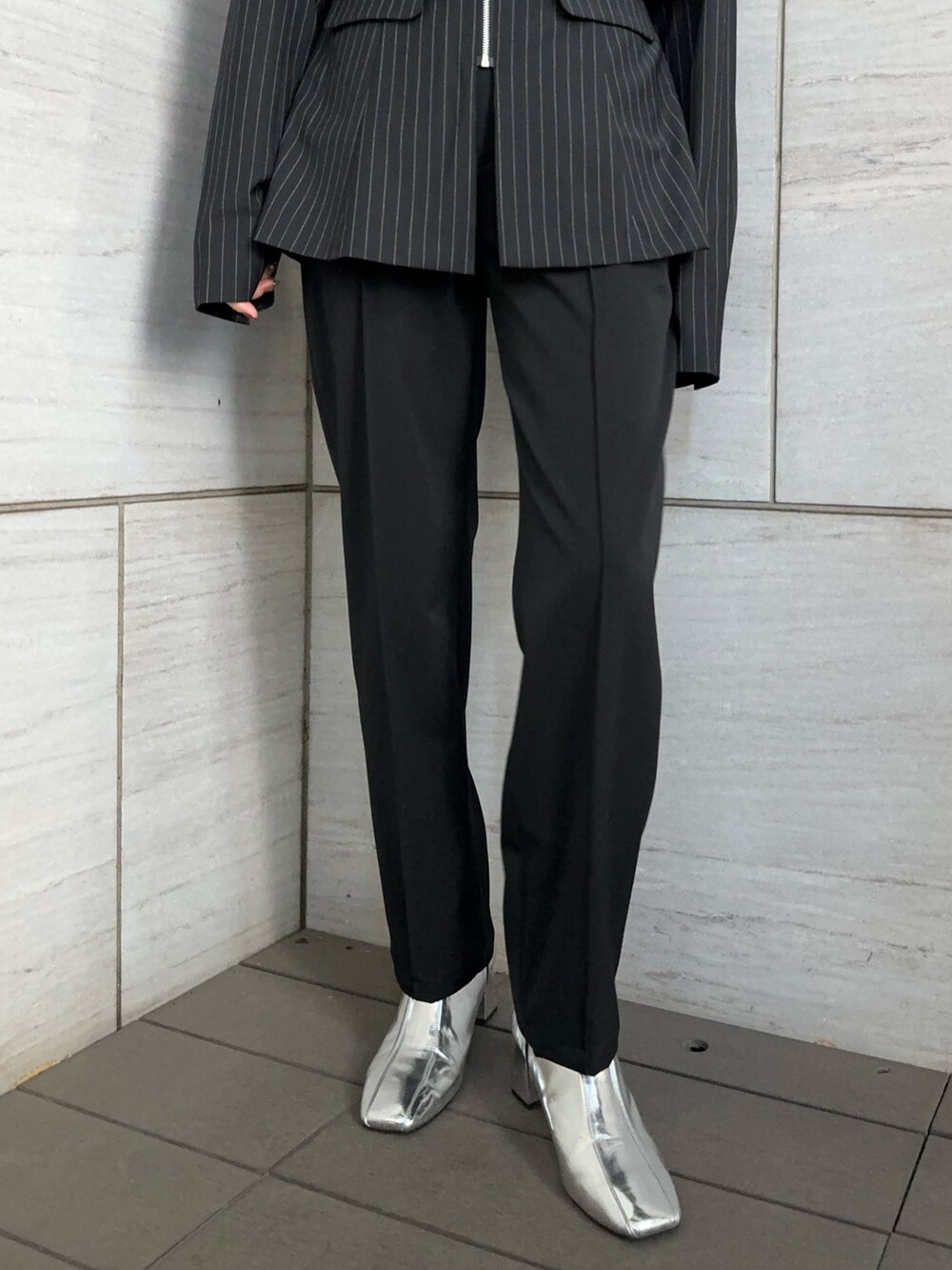 その他のテーラードジャケットを着用したレディースの冬コーディネートの8枚目の写真