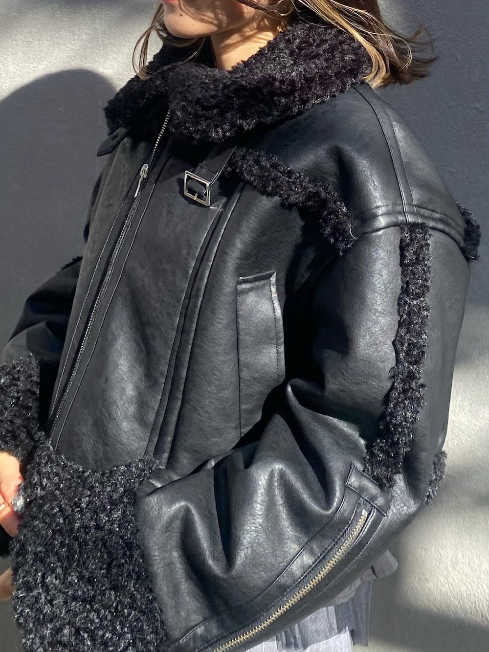 ブラック系のムートンコート、その他のスカートを着用したレディースの冬コーディネートの8枚目の写真