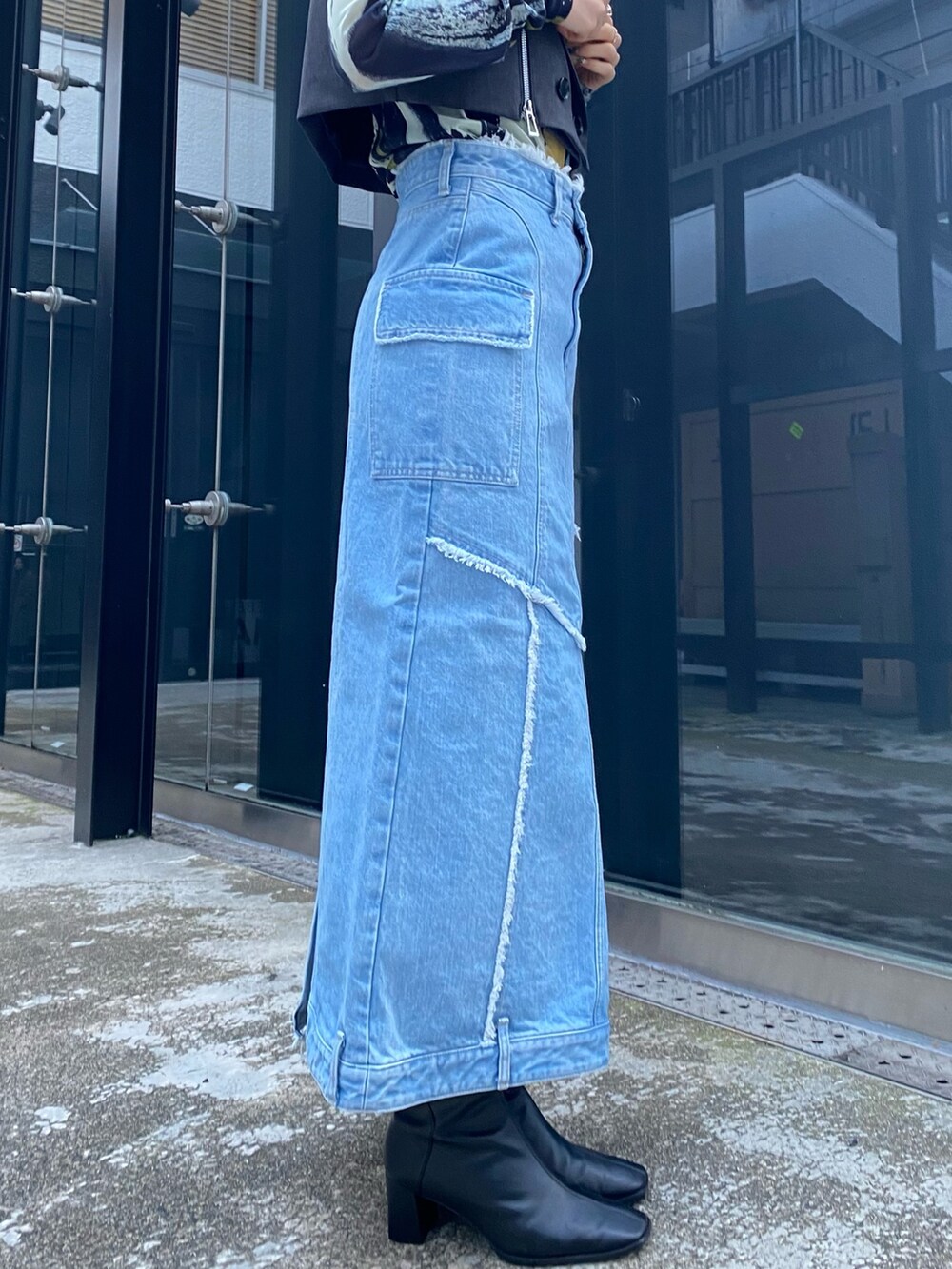 ブラック系のワンピース、ブラウン系のTシャツ/カットソーを着用したレディースの冬コーディネートの8枚目の写真