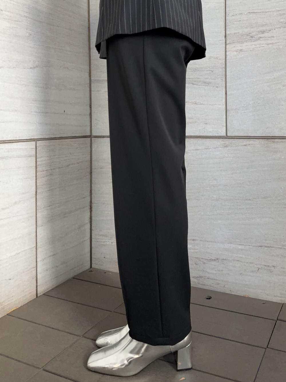 その他のテーラードジャケットを着用したレディースの冬コーディネートの9枚目の写真