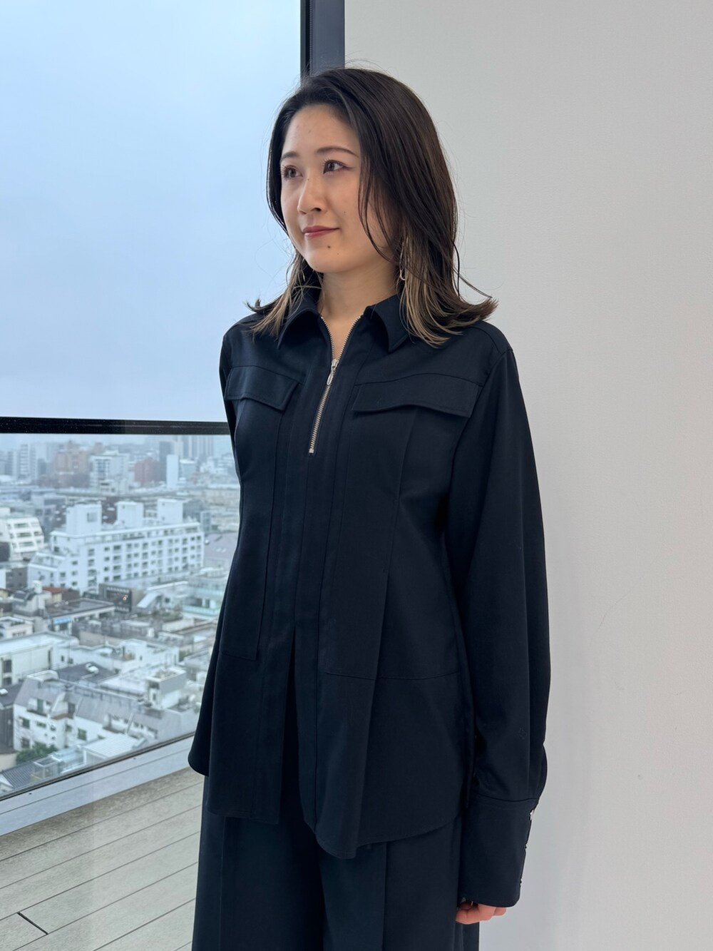 ブルー系のスラックス、ブルー系のシャツ/ブラウスを着用したレディースの冬コーディネートの8枚目の写真