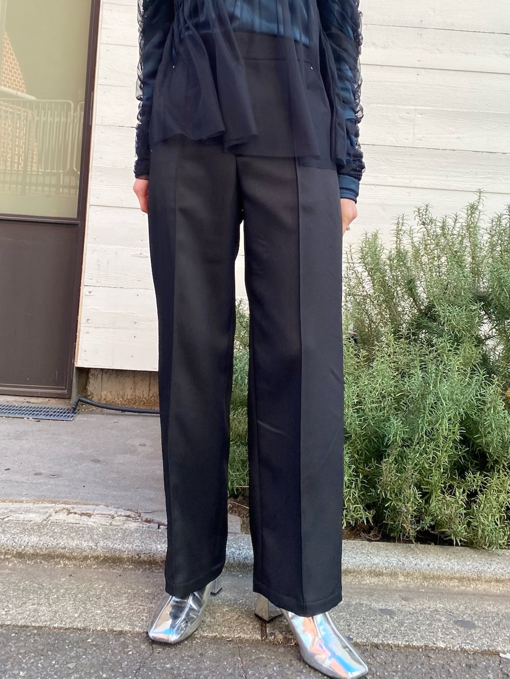 グリーン系のTシャツ/カットソー、ブラック系のスラックスを着用したレディースの冬コーディネートの8枚目の写真