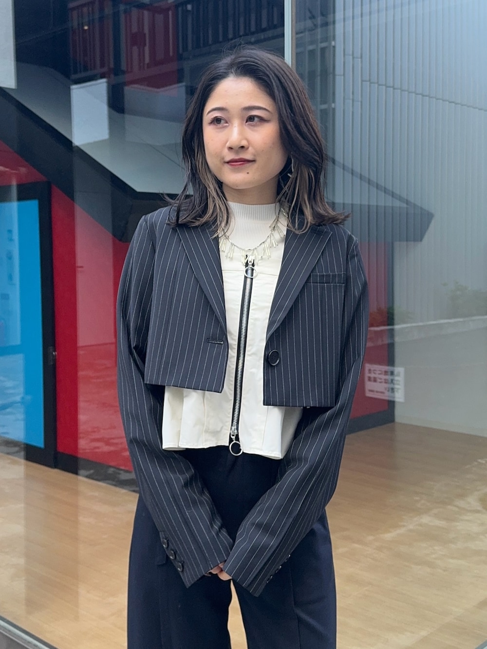 その他のテーラードジャケット、ベージュ系のニット/セーター、ホワイト系のその他トップスを着用したレディースの冬コーディネートの5枚目の写真