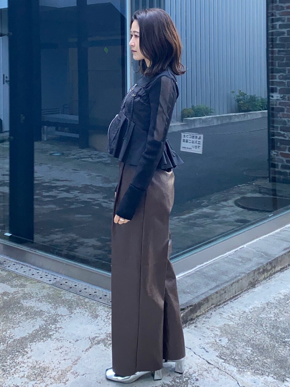 ブラック系のその他トップス、ブラウン系のその他パンツ、ブラック系のニット/セーターを着用したレディースの冬コーディネートの4枚目の写真