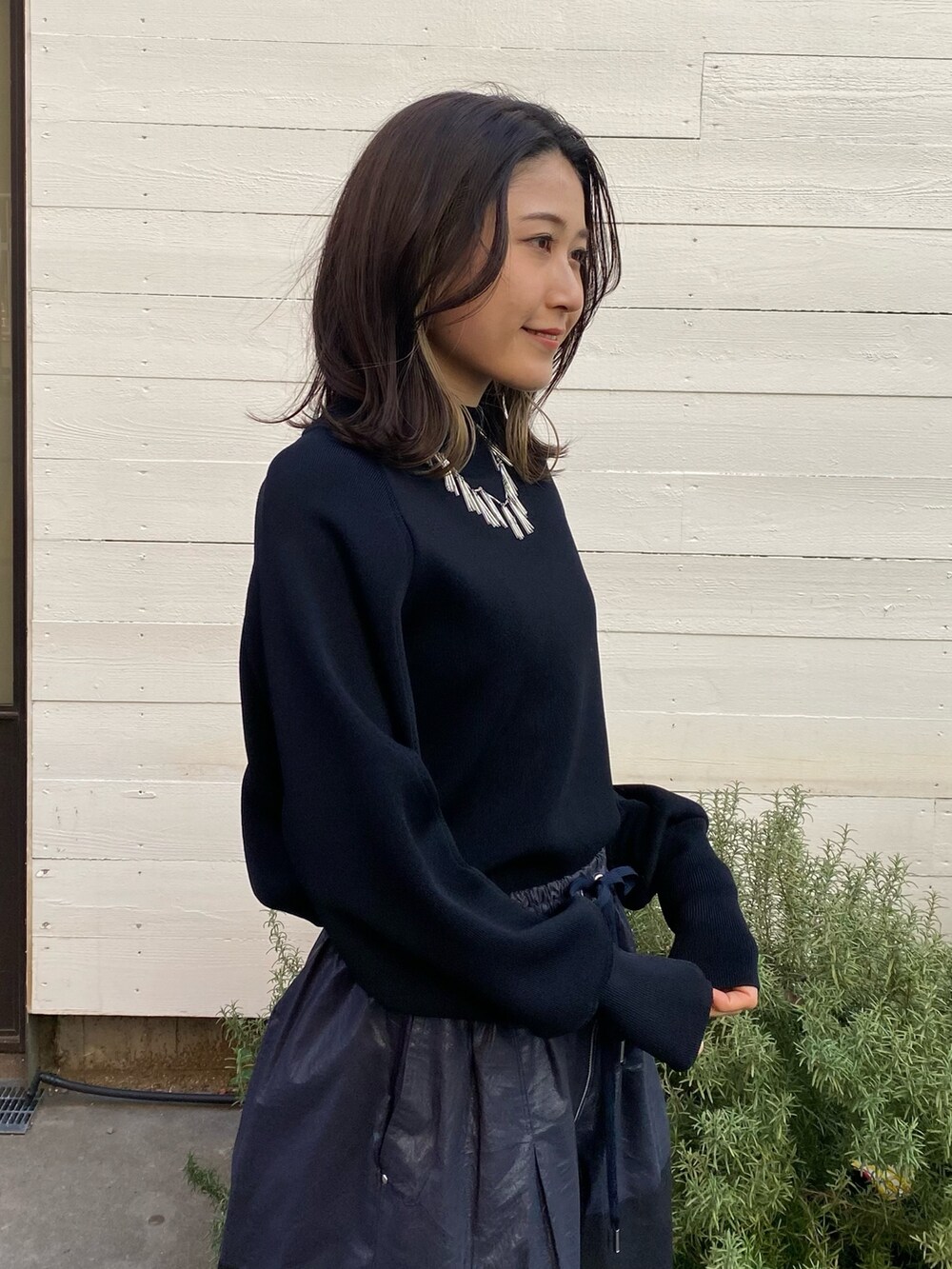 ブラック系のニット/セーター、ブルー系のその他パンツを着用したレディースの冬コーディネートの6枚目の写真