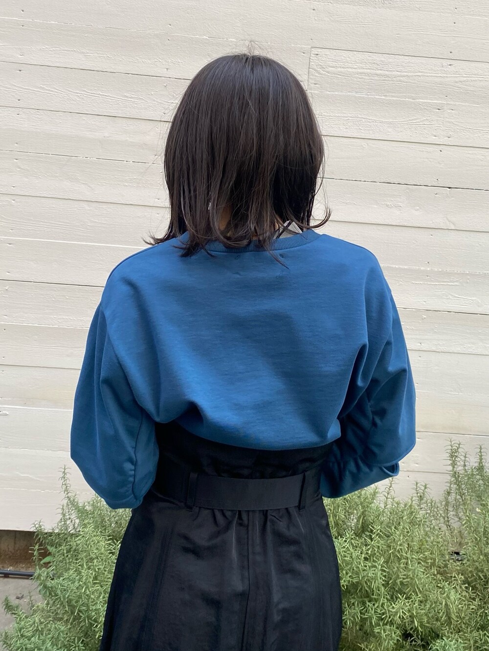 ブルー系のスウェット、ブラック系のスカート、その他のTシャツ/カットソーを着用したレディースの冬コーディネートの6枚目の写真