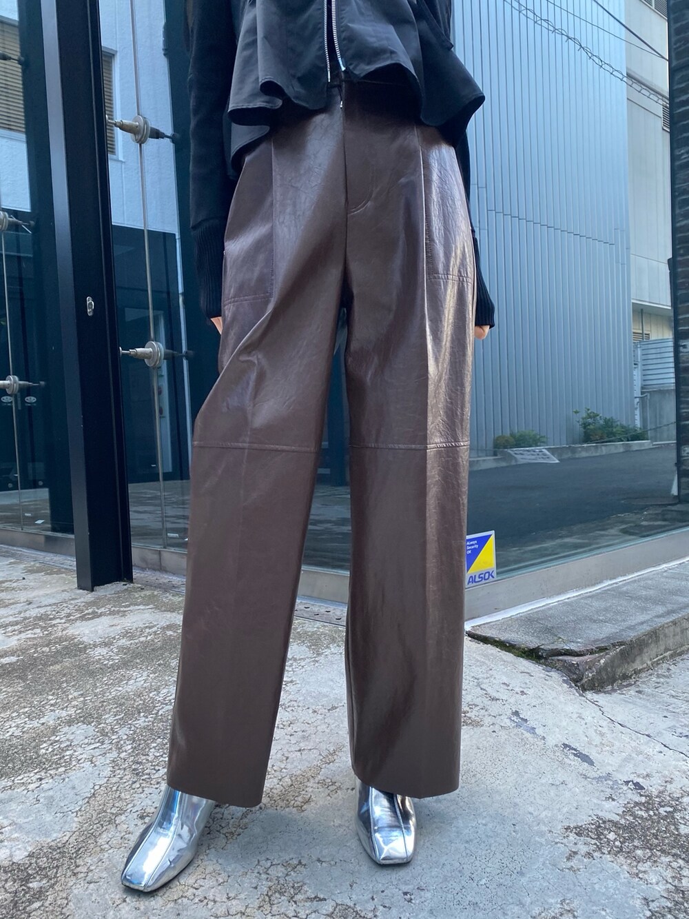 ブラック系のその他トップス、ブラウン系のその他パンツ、ブラック系のニット/セーターを着用したレディースの冬コーディネートの7枚目の写真