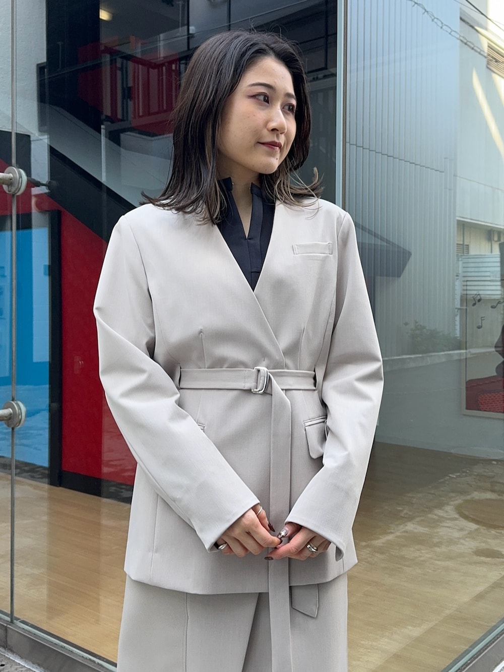 ベージュ系のスカート、ベージュ系のセットアップを着用したレディースの冬コーディネートの5枚目の写真