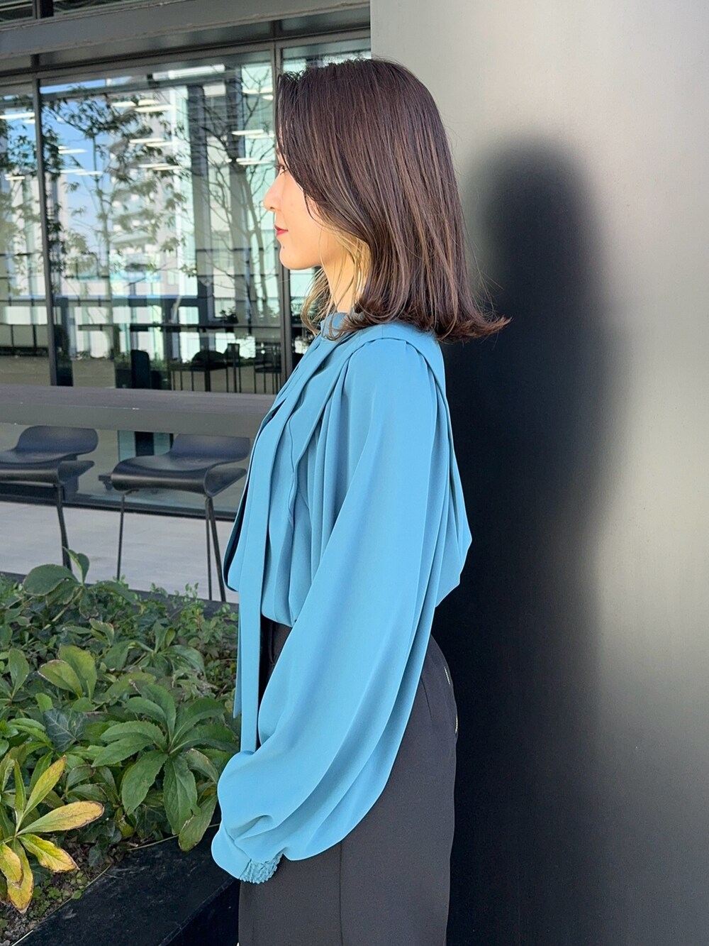 ブラック系のその他パンツ、ホワイト系のショルダーバッグを着用したレディースの冬コーディネートの9枚目の写真