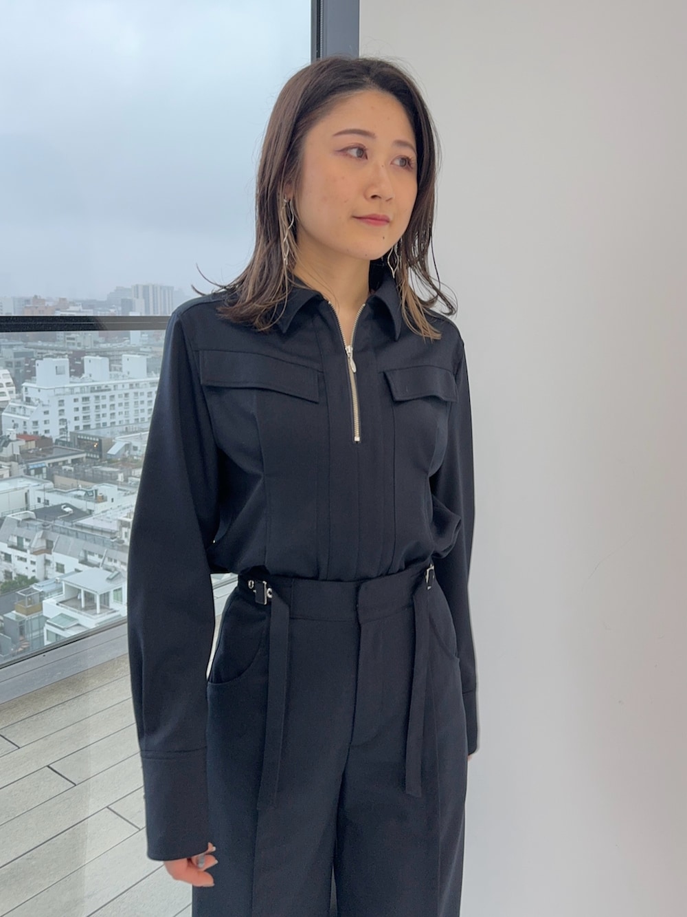 ブルー系のスラックス、ブルー系のシャツ/ブラウスを着用したレディースの冬コーディネートの4枚目の写真