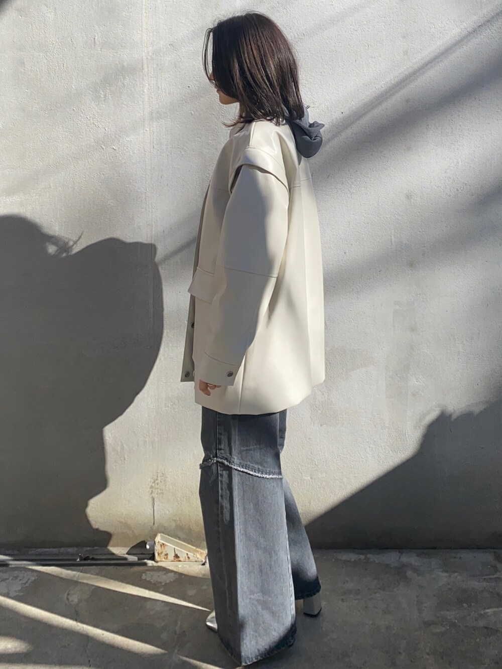 ホワイト系のブルゾン、ホワイト系のTシャツ/カットソー、グレー系のパーカーを着用したレディースの冬コーディネートの4枚目の写真