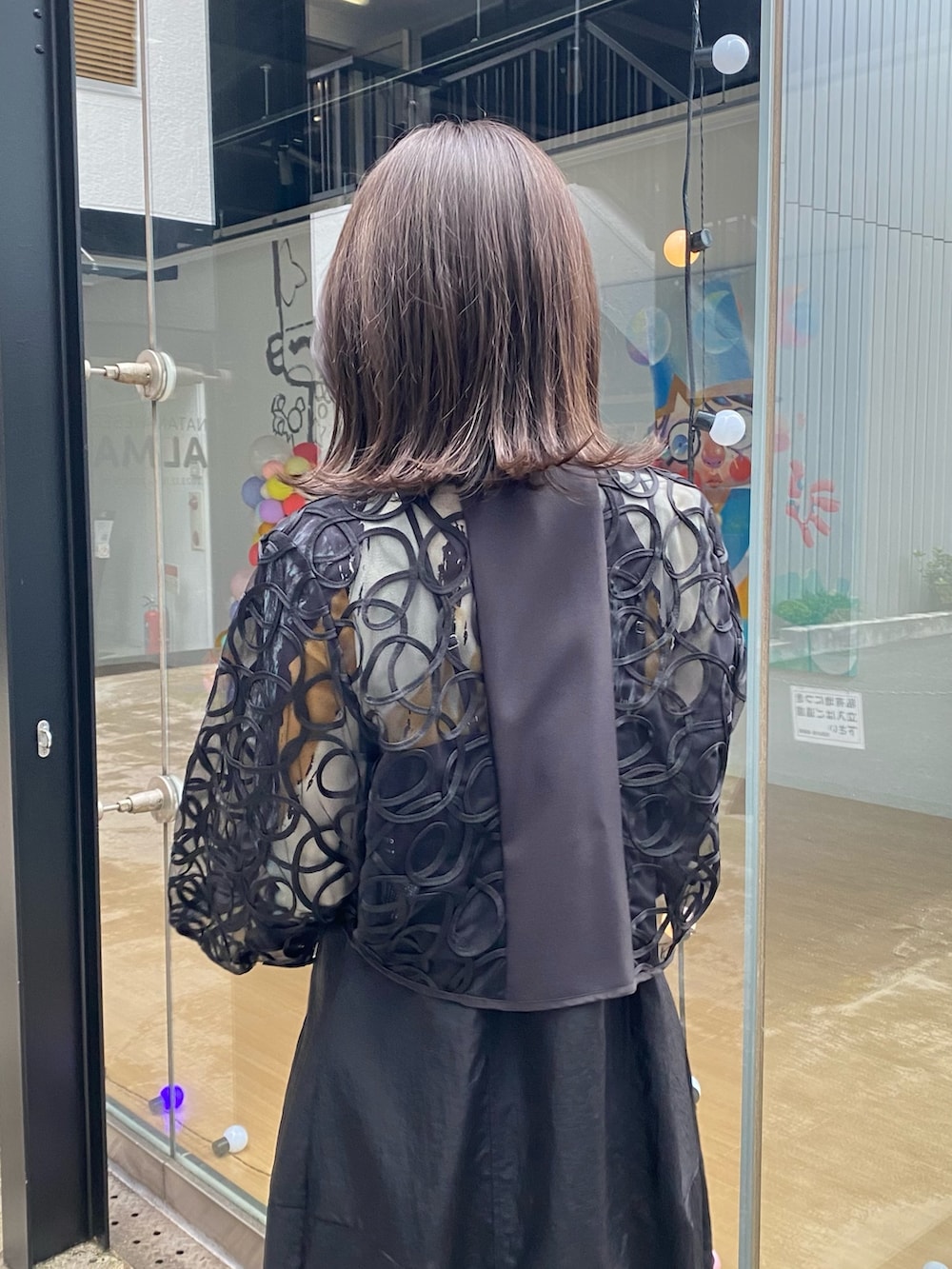 ブラック系のシャツ/ブラウス、ブラック系のジャンパースカート、レッド系のその他パンツを着用したレディースの冬コーディネートの7枚目の写真