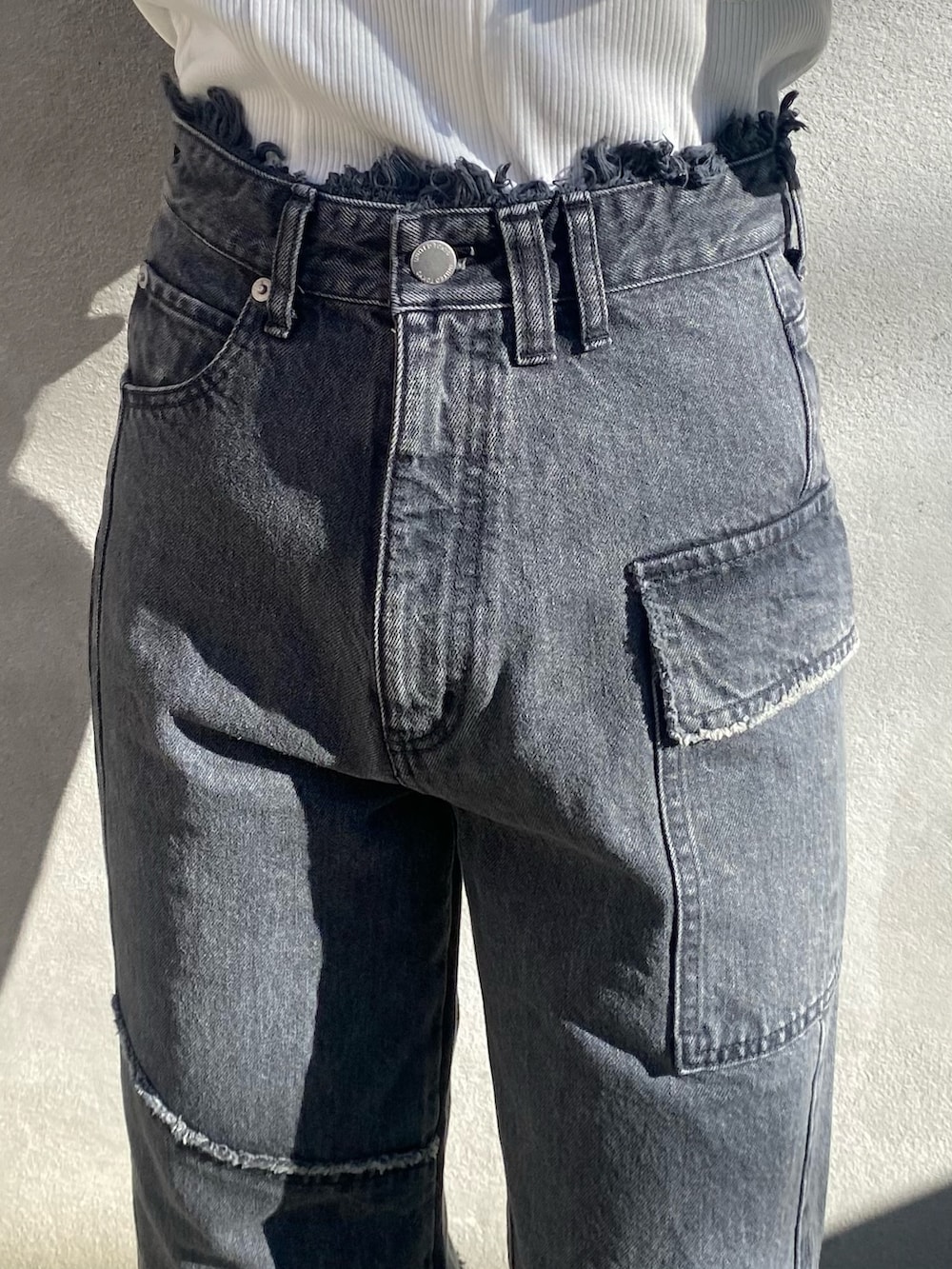 ホワイト系のTシャツ/カットソー、グレー系のパーカー、ブラック系のデニムパンツを着用したレディースの冬コーディネートの6枚目の写真