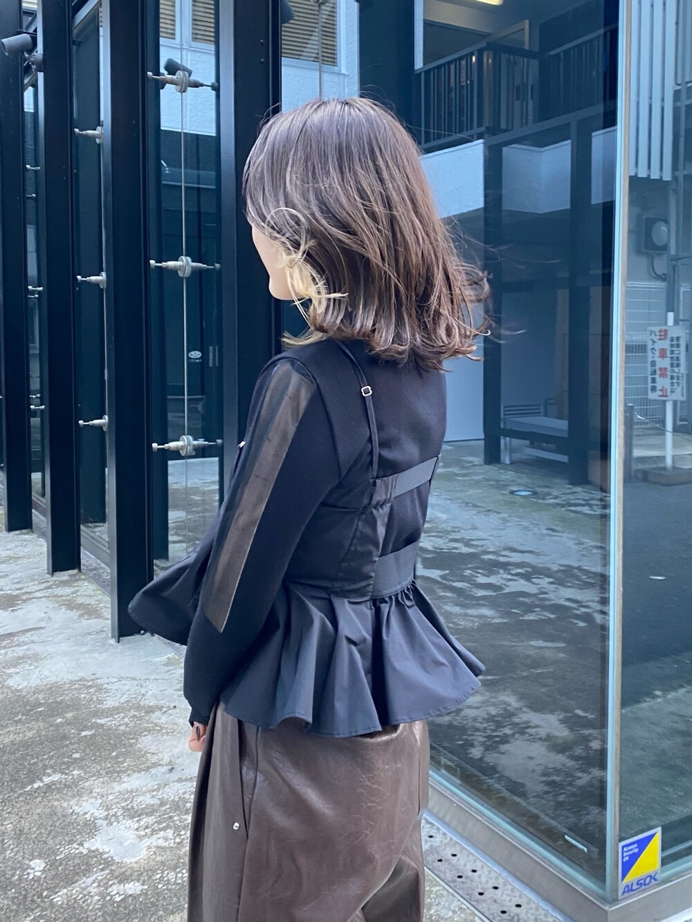 ブラック系のその他トップス、ブラウン系のその他パンツ、ブラック系のニット/セーターを着用したレディースの冬コーディネートの6枚目の写真