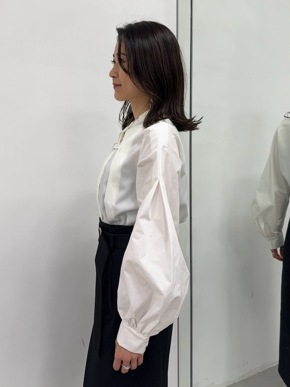 ホワイト系のシャツ/ブラウス、ブラック系のスカートを着用したレディースの冬コーディネートの5枚目の写真