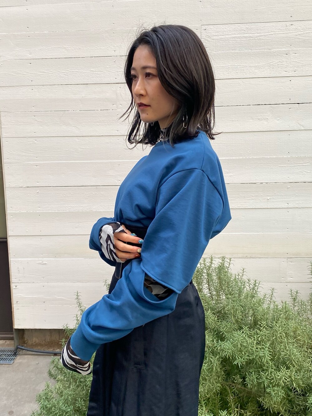 ブルー系のスウェット、ブラック系のスカート、その他のTシャツ/カットソーを着用したレディースの冬コーディネートの5枚目の写真