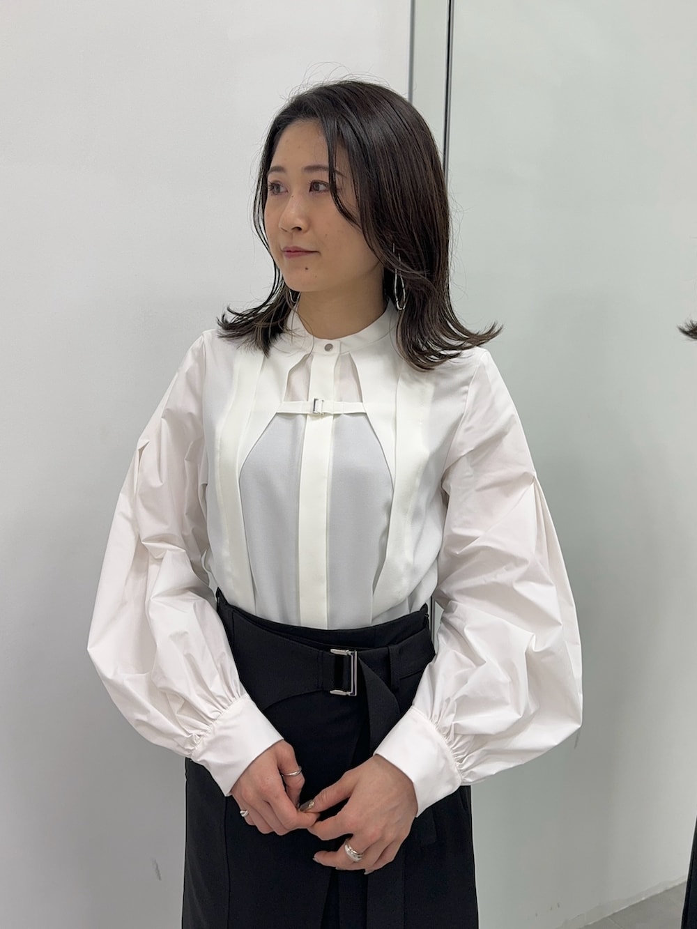 ホワイト系のシャツ/ブラウス、ブラック系のスカートを着用したレディースの冬コーディネートの4枚目の写真