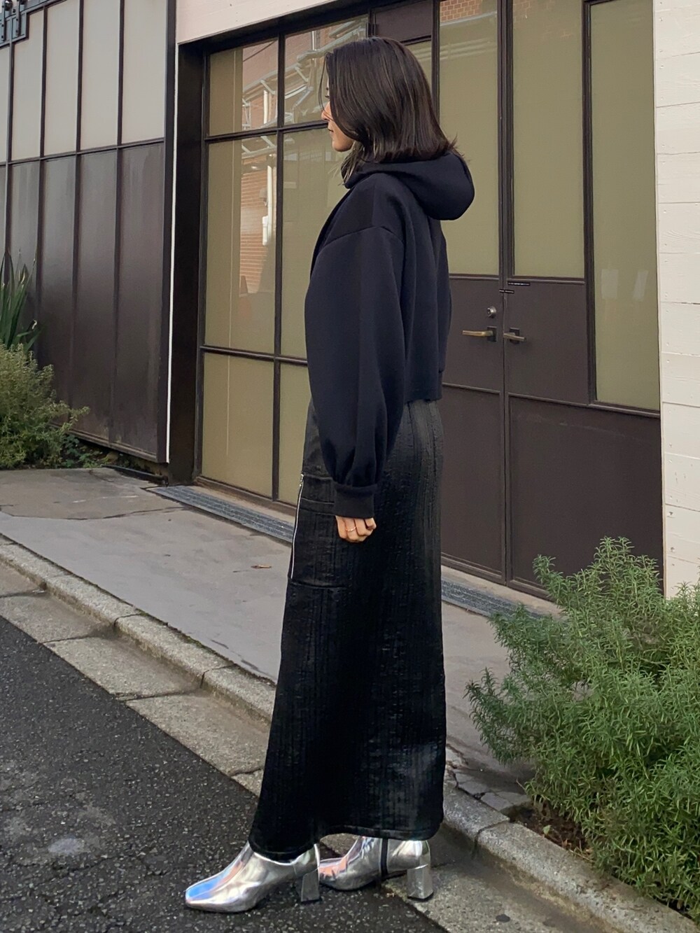 ブラック系のTシャツ/カットソー、ブルー系のTシャツ/カットソー、ブラック系のスカートを着用したレディースの冬コーディネートの4枚目の写真