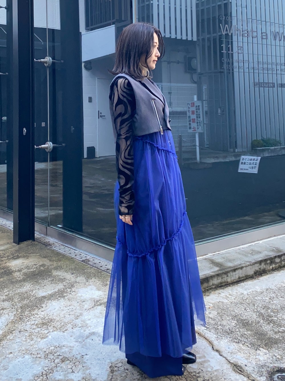 ブラック系のシャツ/ブラウス、ブラック系のワンピース、ブルー系のその他パンツを着用したレディースの冬コーディネートの3枚目の写真