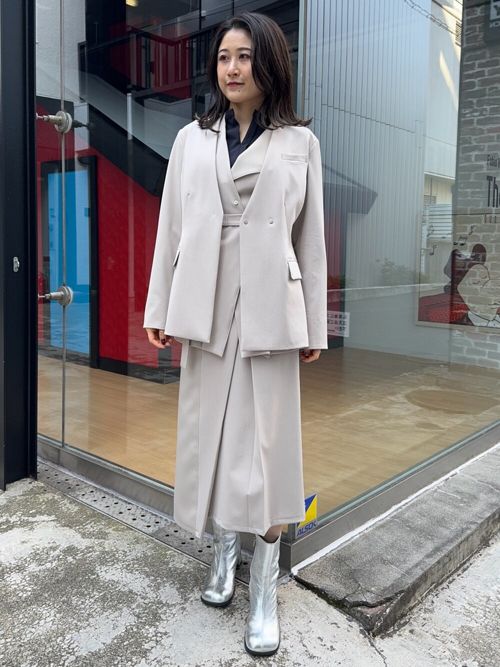 ベージュ系のベスト、ベージュ系のスカートを着用したレディースの冬コーディネートの9枚目の写真