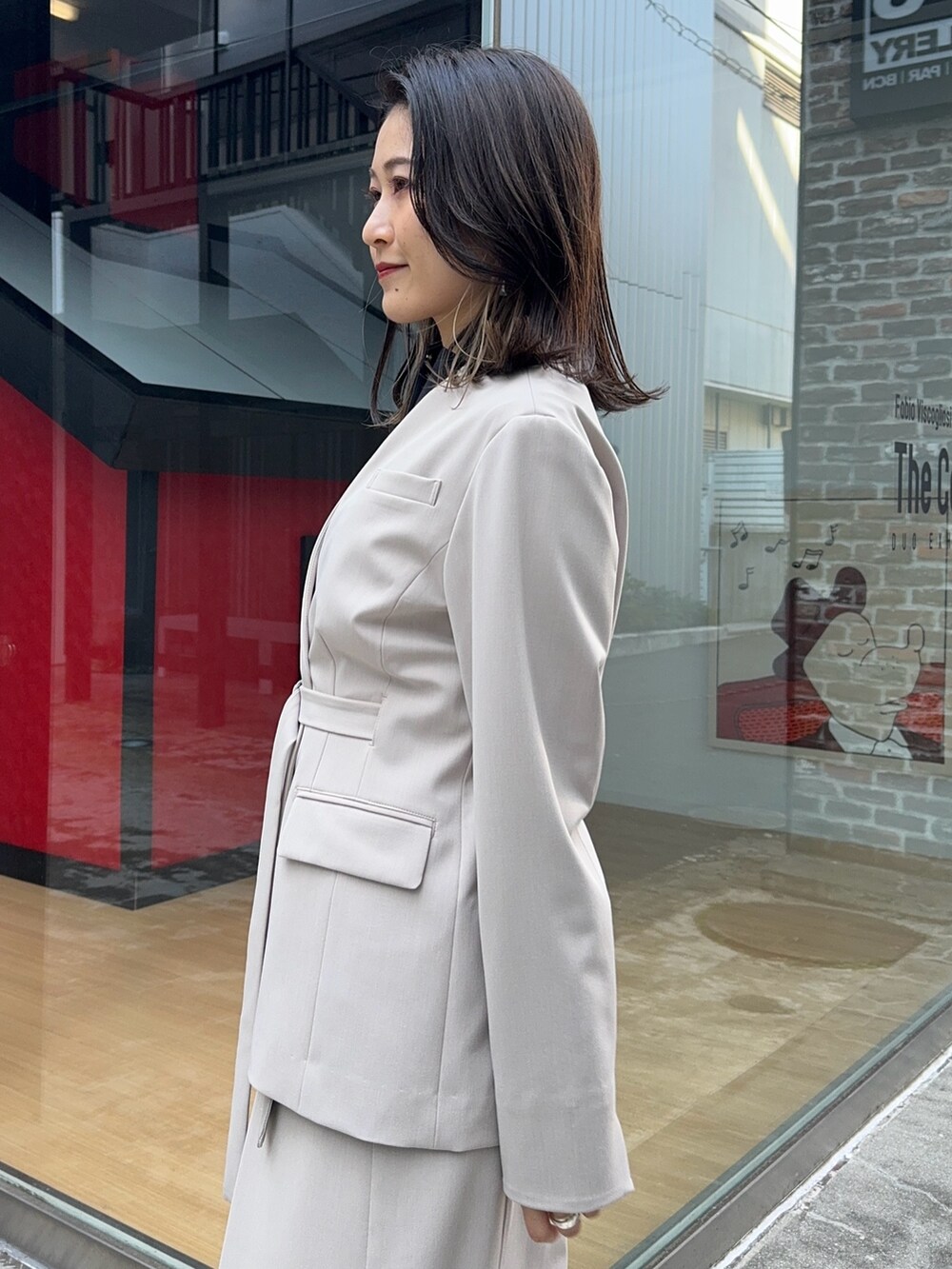 ベージュ系のスカート、ベージュ系のセットアップを着用したレディースの冬コーディネートの8枚目の写真