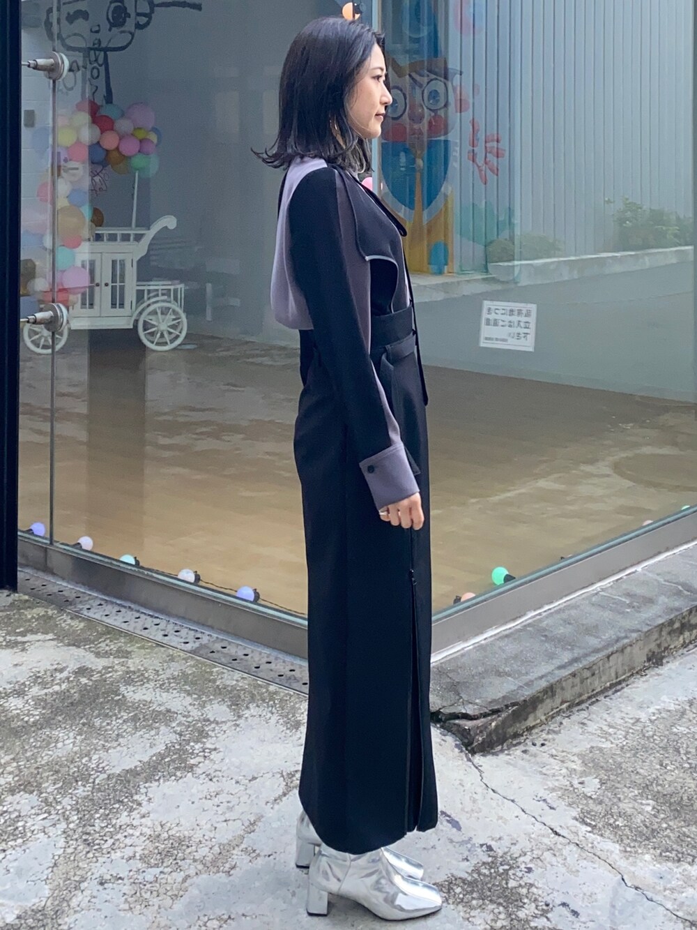 ブラック系のスカート、ブラック系のシャツ/ブラウスを着用したレディースの冬コーディネートの2枚目の写真