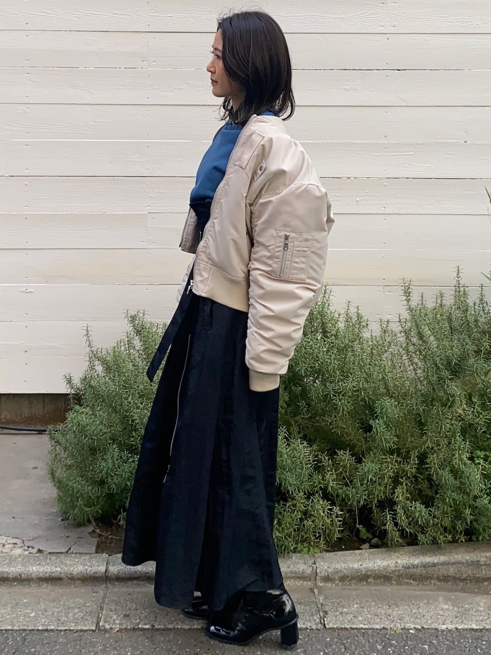 ホワイト系のMA-1を着用したレディースの冬コーディネートの5枚目の写真