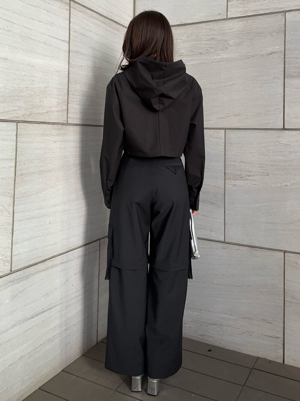 シルバー系のショルダーバッグ、ブラック系のカーゴパンツ、ブラック系のシャツ/ブラウスを着用したレディースの冬コーディネートの3枚目の写真