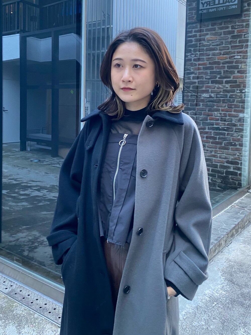 その他のステンカラーコートを着用したレディースの冬コーディネートの5枚目の写真