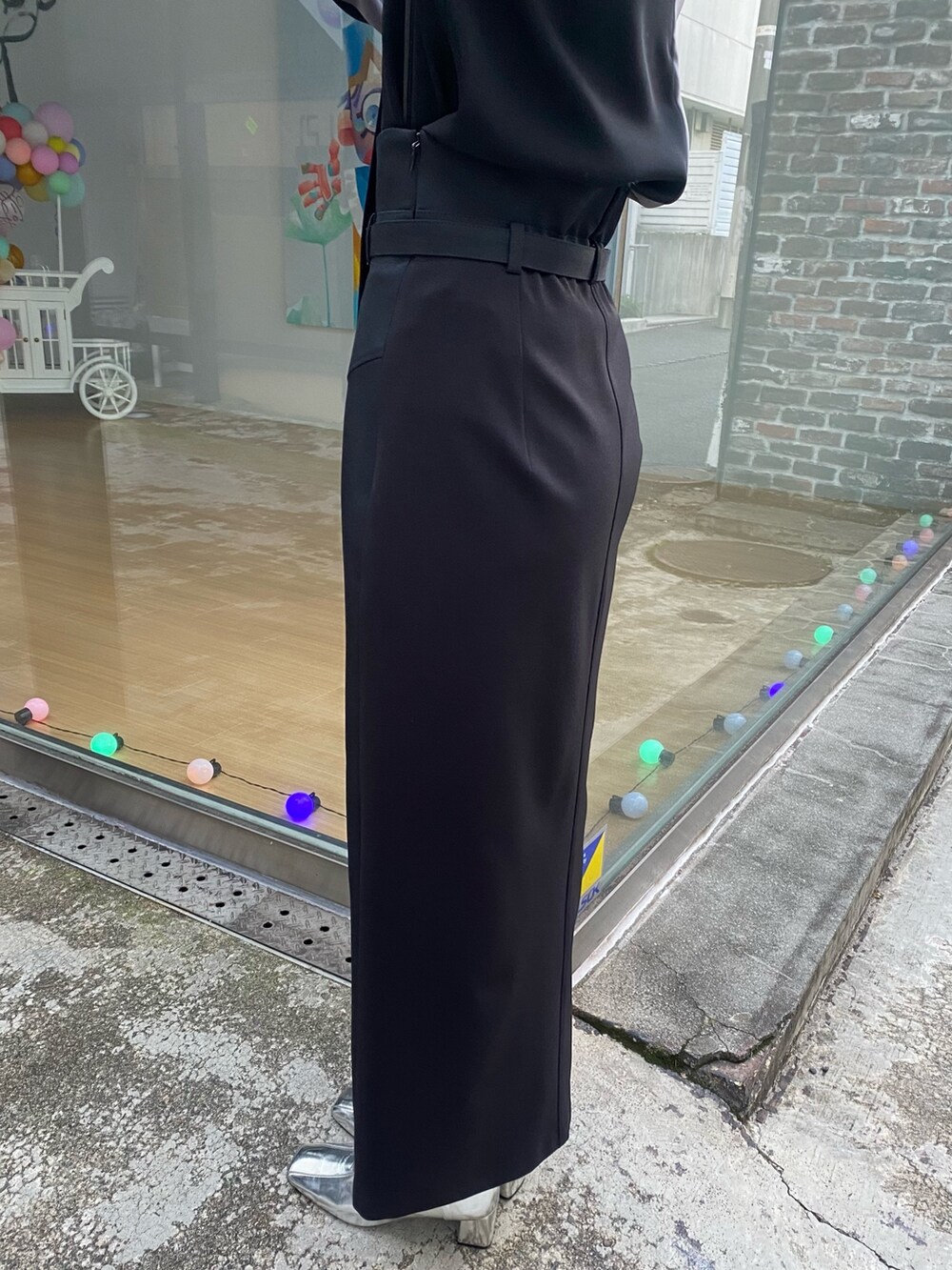 ブラック系のスカート、ブラック系のシャツ/ブラウスを着用したレディースの冬コーディネートの9枚目の写真