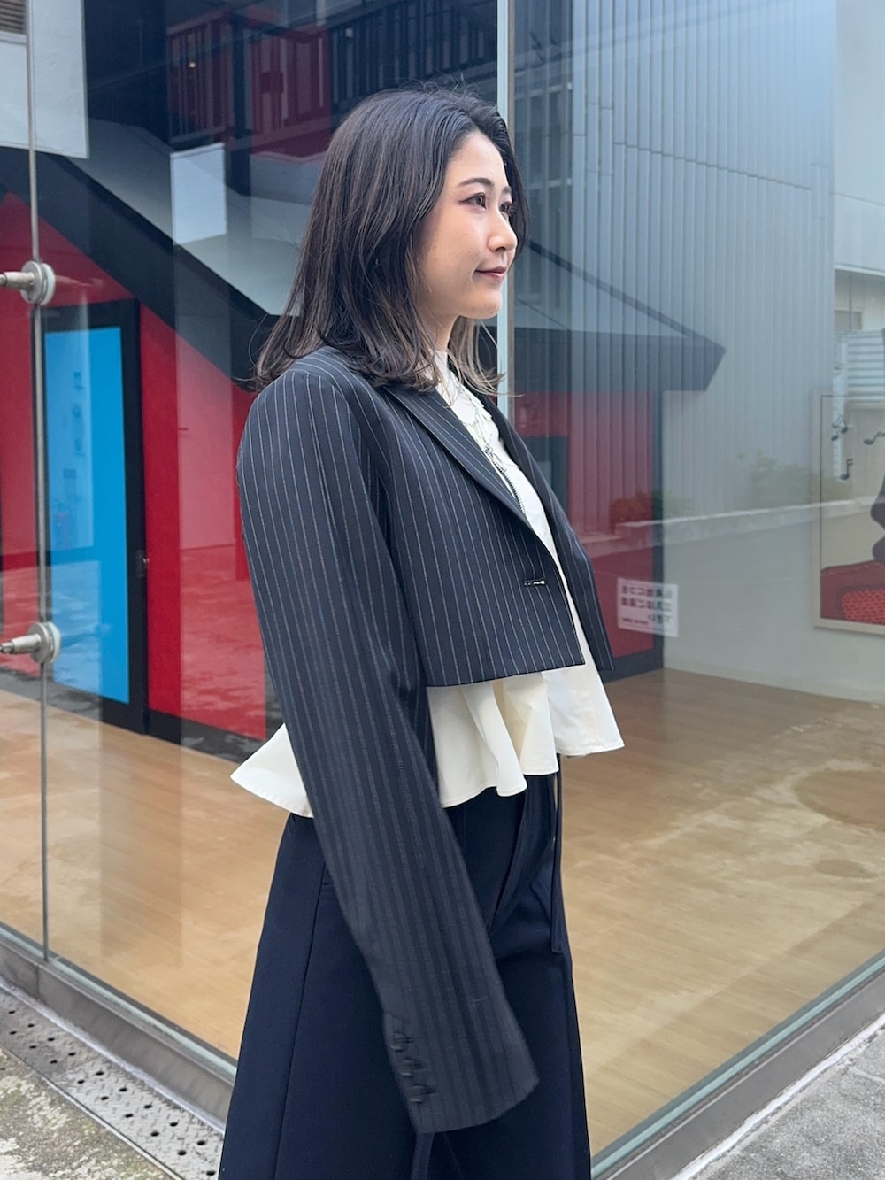 その他のテーラードジャケット、ベージュ系のニット/セーター、ホワイト系のその他トップスを着用したレディースの冬コーディネートの6枚目の写真