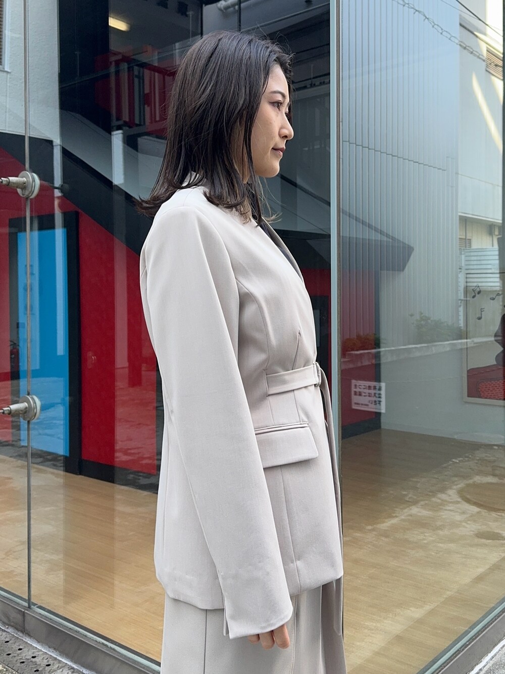 ベージュ系のスカート、ベージュ系のセットアップを着用したレディースの冬コーディネートの6枚目の写真