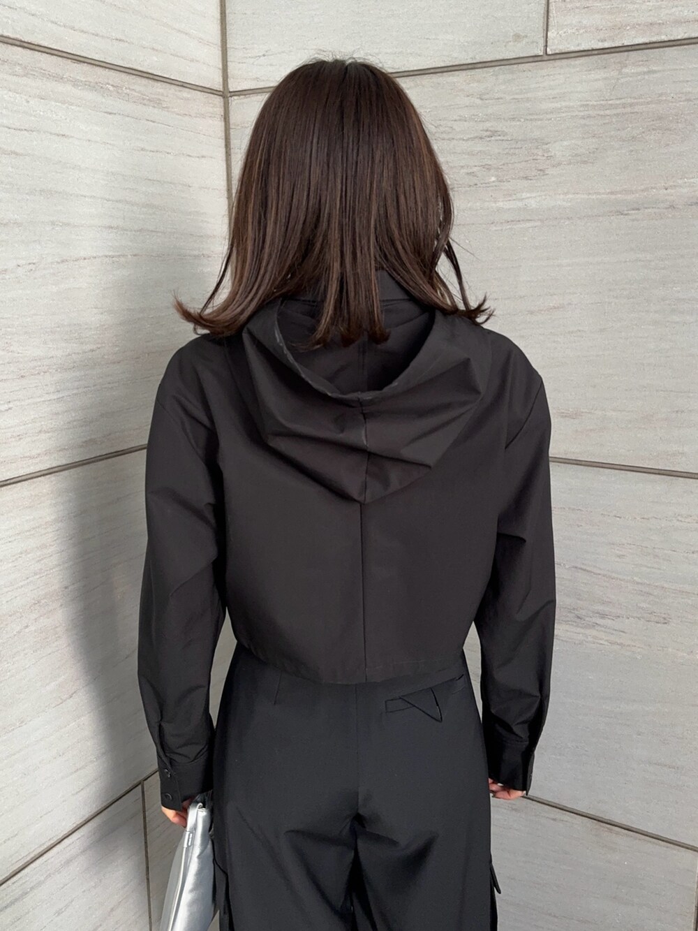 シルバー系のショルダーバッグ、ブラック系のカーゴパンツ、ブラック系のシャツ/ブラウスを着用したレディースの冬コーディネートの6枚目の写真