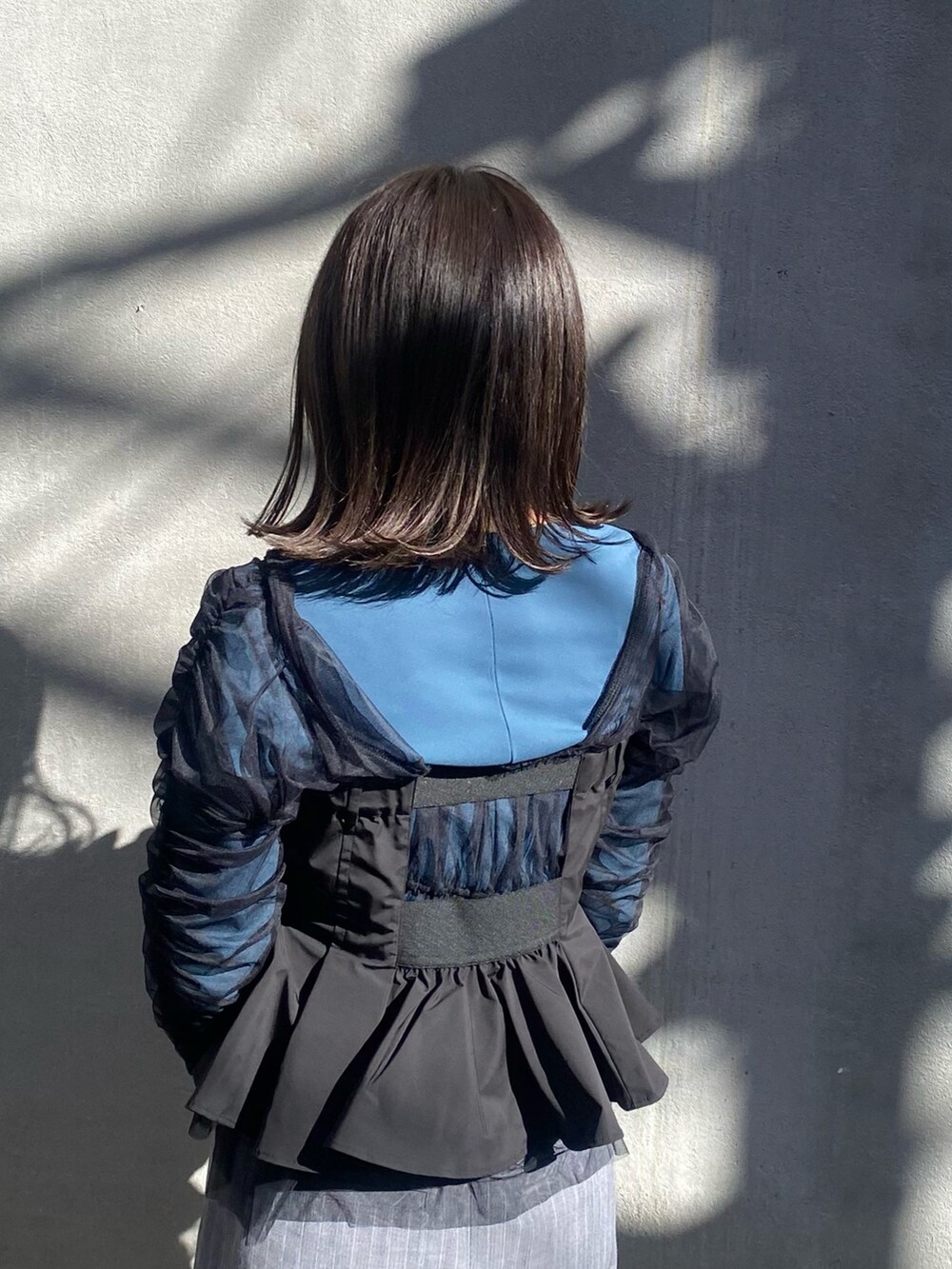 ブラック系のその他トップス、その他のスカート、グリーン系のTシャツ/カットソーを着用したレディースの冬コーディネートの7枚目の写真