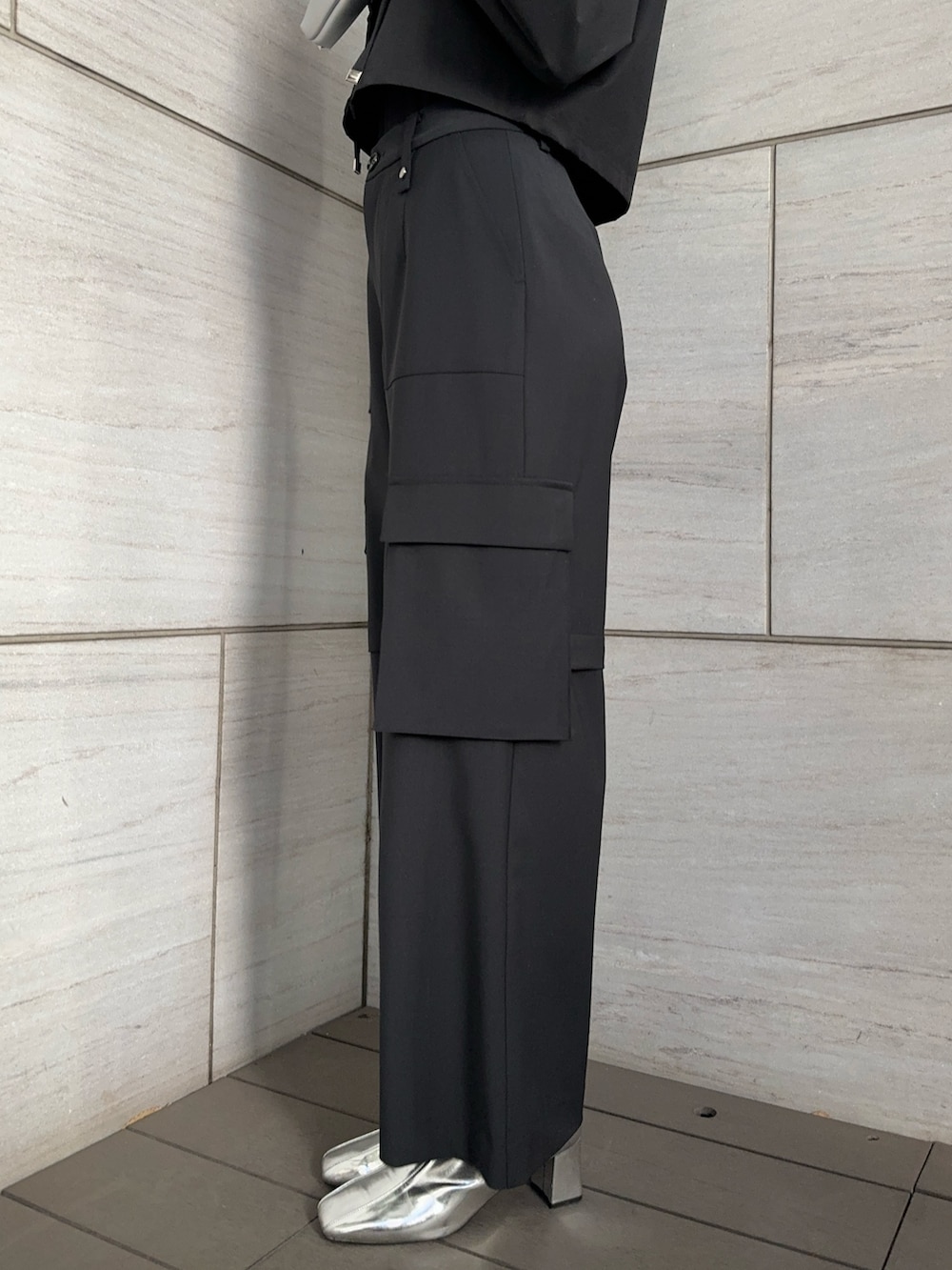 シルバー系のショルダーバッグ、ブラック系のカーゴパンツ、ブラック系のシャツ/ブラウスを着用したレディースの冬コーディネートの8枚目の写真