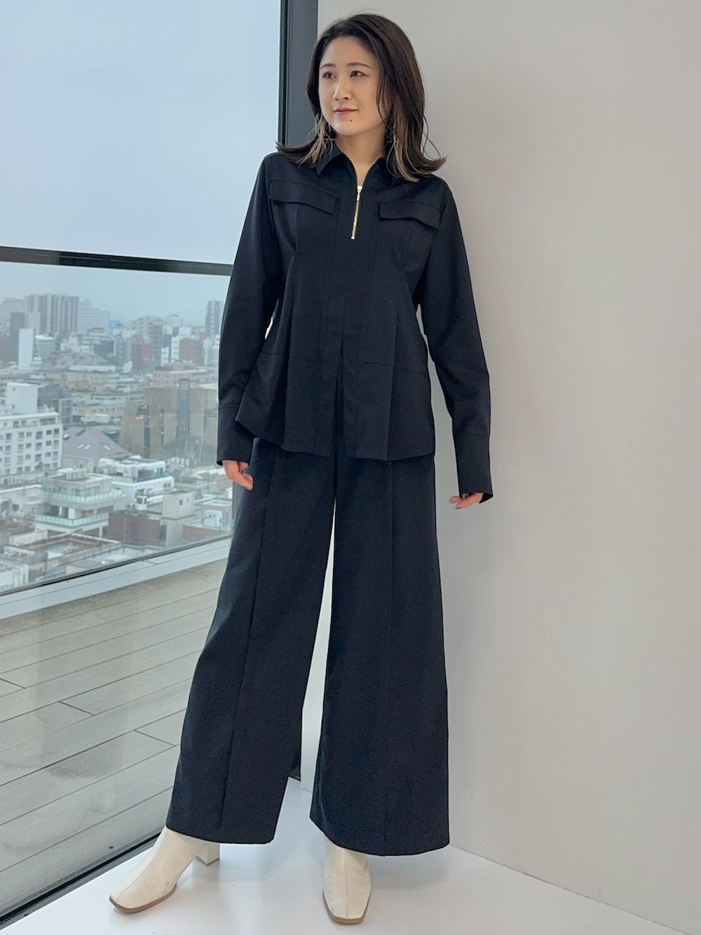 ブルー系のスラックス、ブルー系のシャツ/ブラウスを着用したレディースの冬コーディネートの7枚目の写真