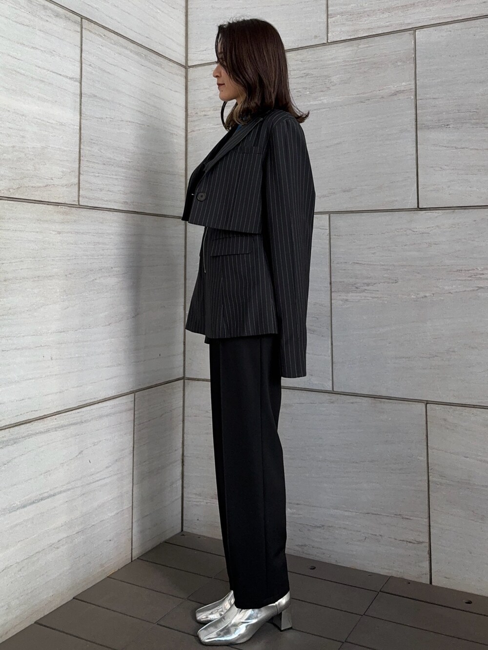 その他のテーラードジャケットを着用したレディースの冬コーディネートの4枚目の写真