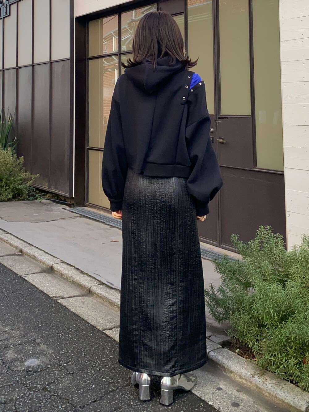 ブラック系のTシャツ/カットソー、ブルー系のTシャツ/カットソー、ブラック系のスカートを着用したレディースの冬コーディネートの3枚目の写真