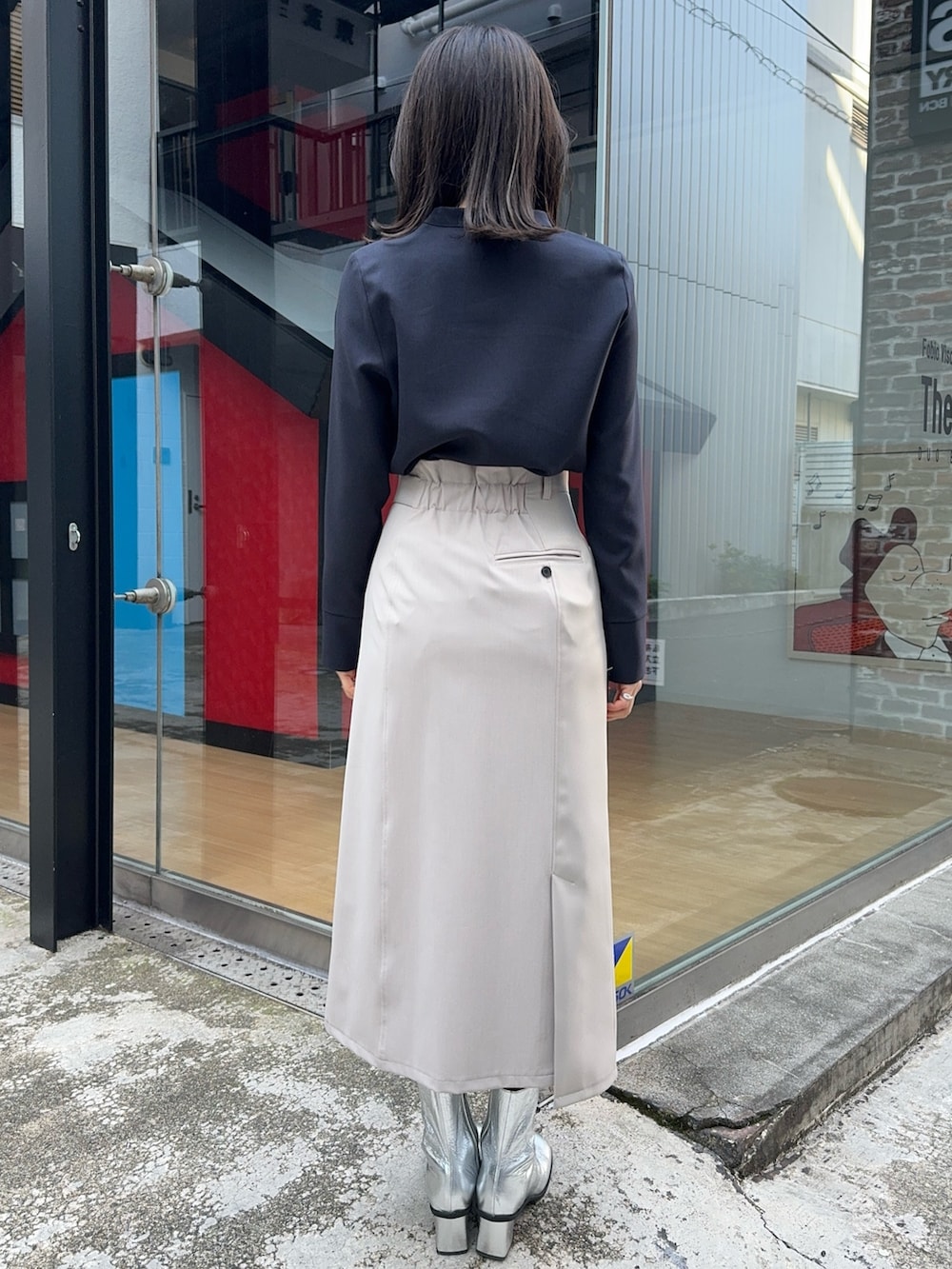 ベージュ系のスカート、ブルー系のシャツ/ブラウスを着用したレディースの冬コーディネートの3枚目の写真