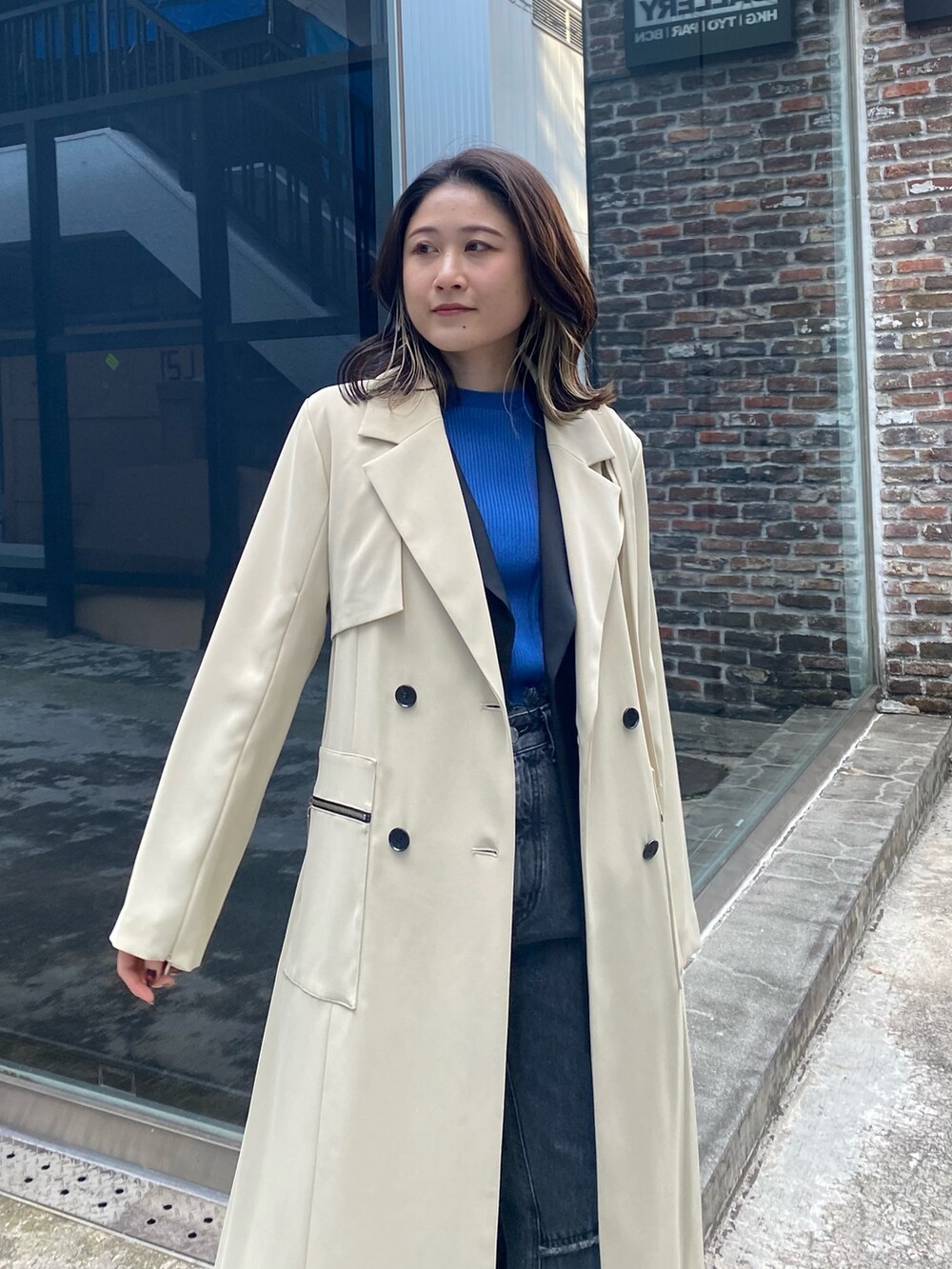 ベージュ系のトレンチコートを着用したレディースの冬コーディネートの7枚目の写真