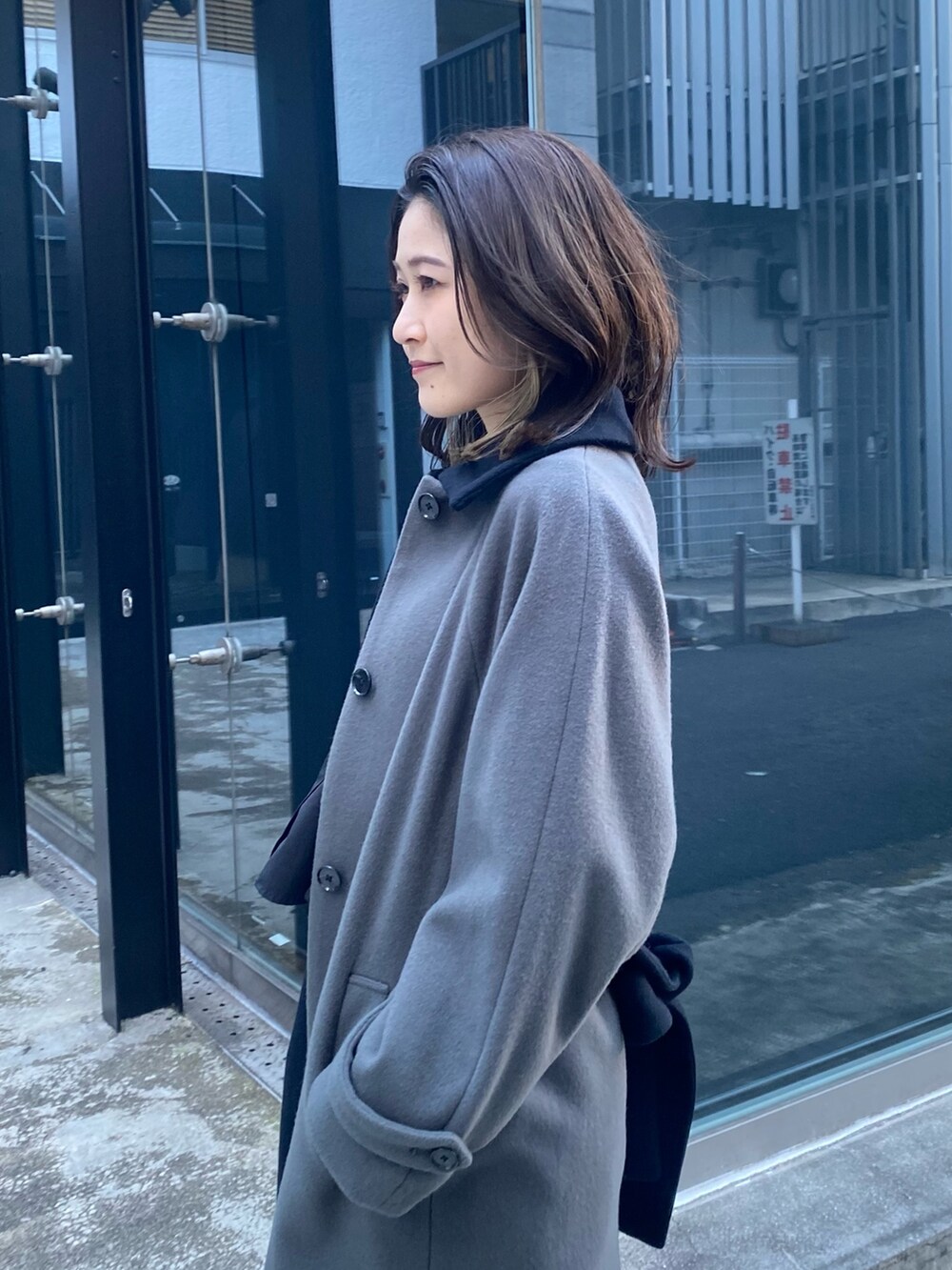 その他のステンカラーコートを着用したレディースの冬コーディネートの6枚目の写真