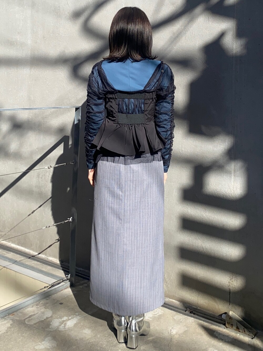 ブラック系のその他トップス、その他のスカート、グリーン系のTシャツ/カットソーを着用したレディースの冬コーディネートの4枚目の写真