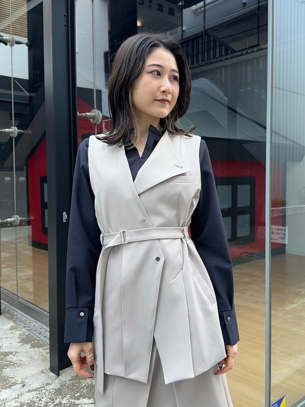 ベージュ系のベスト、ベージュ系のスカートを着用したレディースの冬コーディネートの4枚目の写真