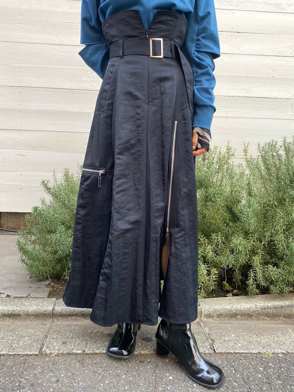 ブルー系のスウェット、ブラック系のスカート、その他のTシャツ/カットソーを着用したレディースの冬コーディネートの7枚目の写真