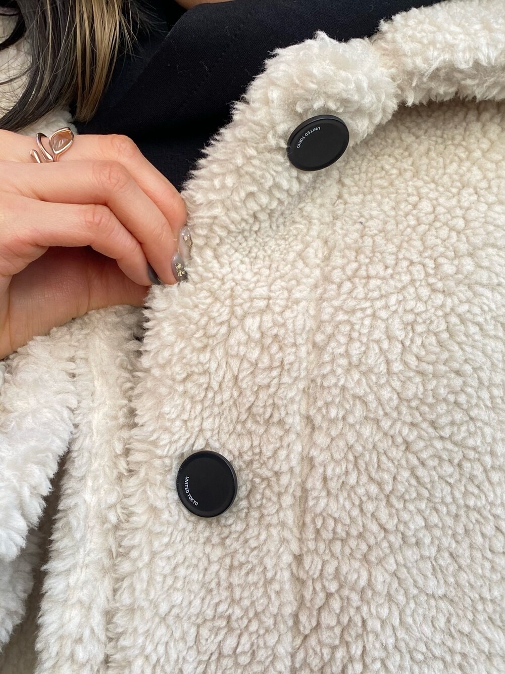 ベージュ系のその他アウター、ブラック系のTシャツ/カットソー、ブラック系のスカートを着用したレディースの冬コーディネートの5枚目の写真