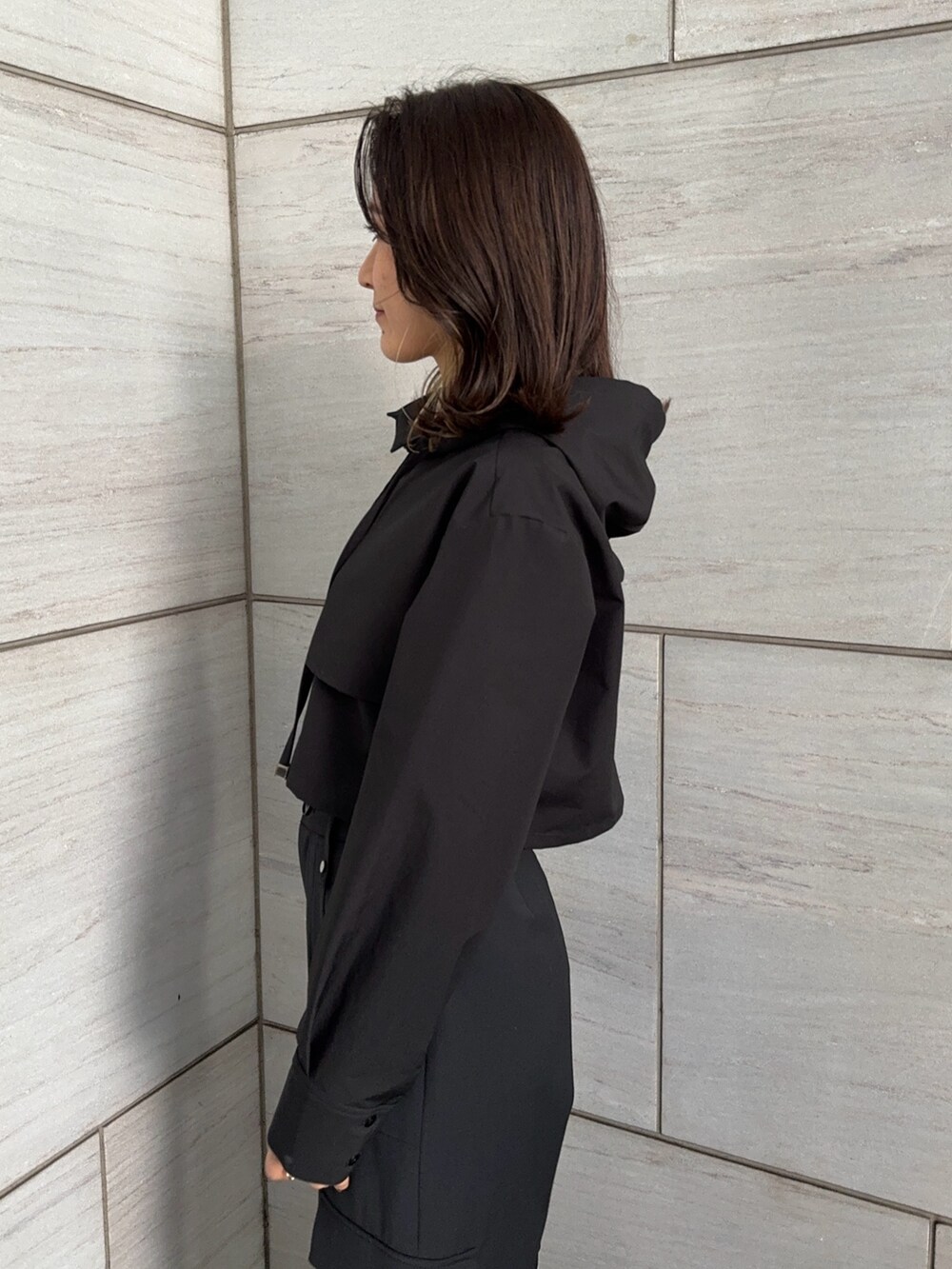 シルバー系のショルダーバッグ、ブラック系のカーゴパンツ、ブラック系のシャツ/ブラウスを着用したレディースの冬コーディネートの5枚目の写真