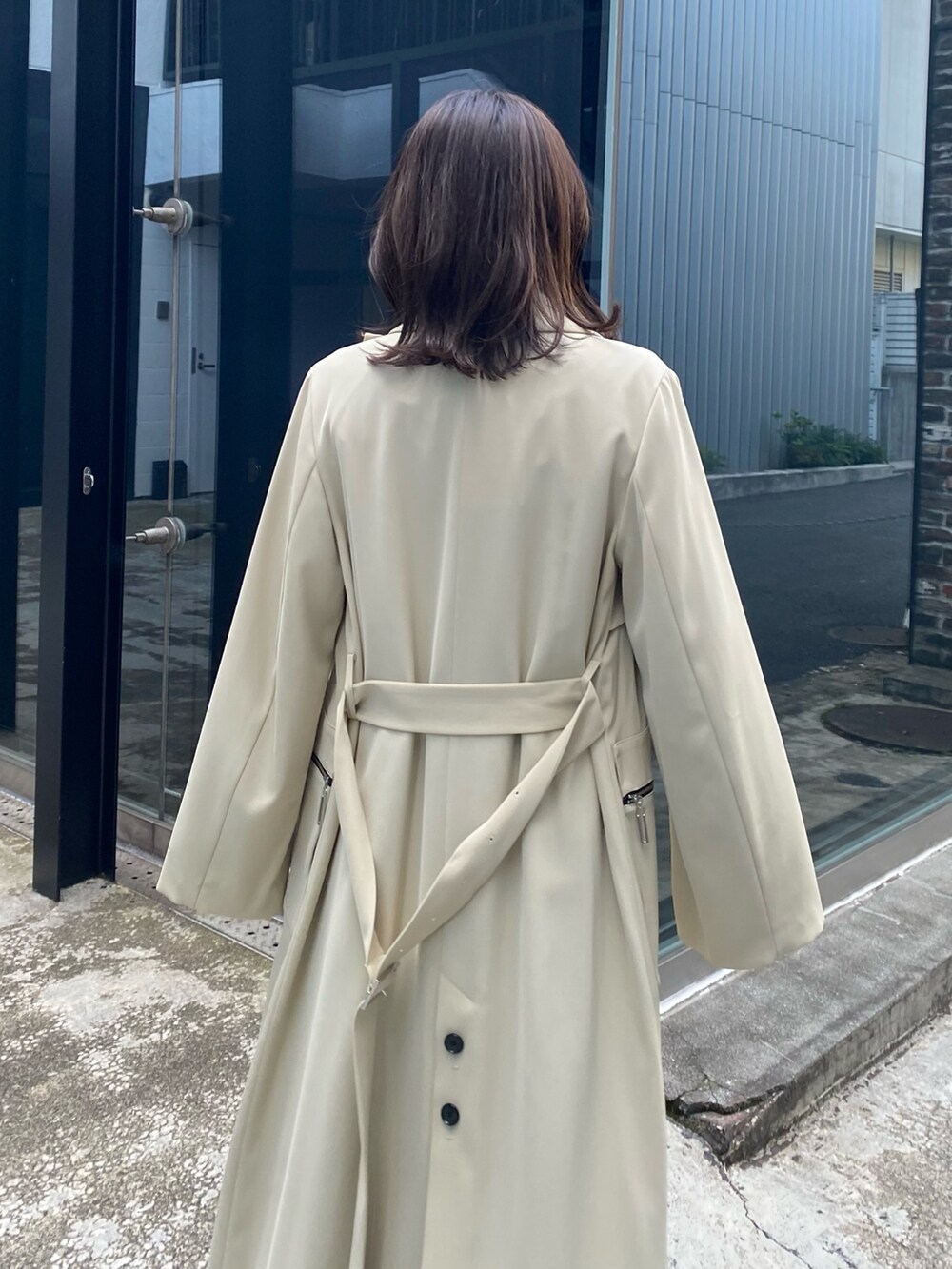 ベージュ系のトレンチコートを着用したレディースの冬コーディネートの6枚目の写真