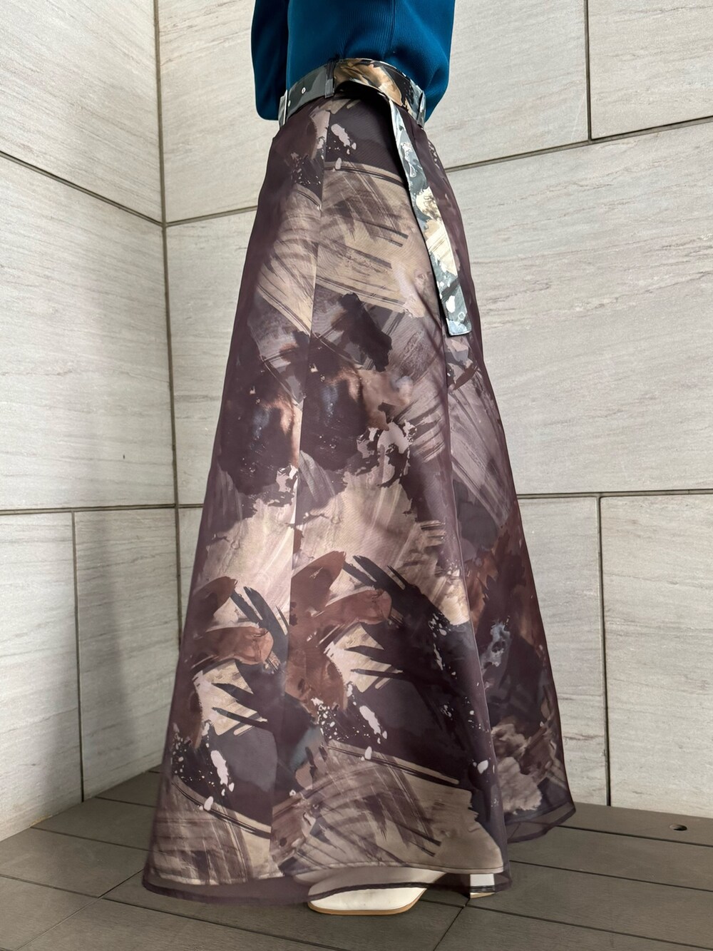 ブルー系のニット/セーター、グレー系のスカートを着用したレディースの冬コーディネートの9枚目の写真