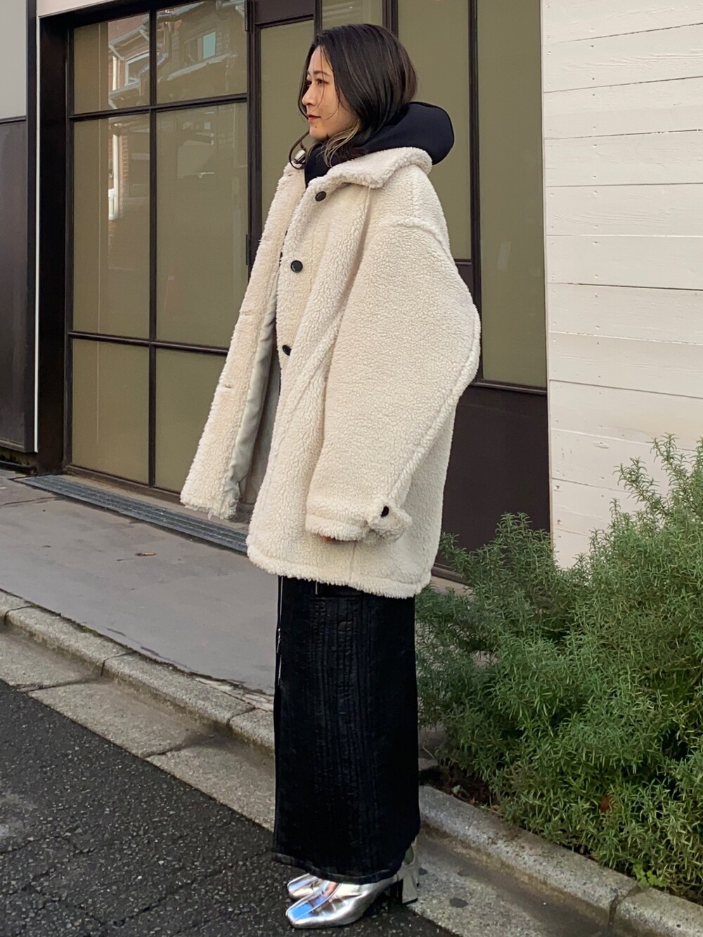 ベージュ系のその他アウター、ブラック系のTシャツ/カットソー、ブラック系のスカートを着用したレディースの冬コーディネートの4枚目の写真